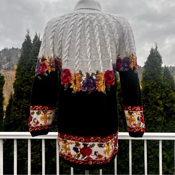 Floral Patterned Turtleneck Sweater - Picture 7 of 9